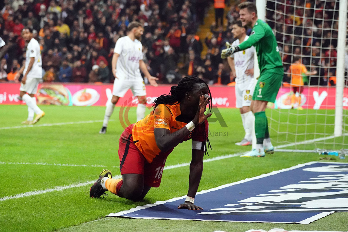 "Qalatasaray" "Fənərbağça"nı liderlikdən saldı 