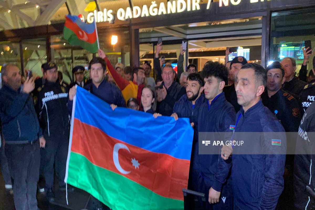 İrəvandan qayıdan azərbaycanlı atletlər Bakıda 