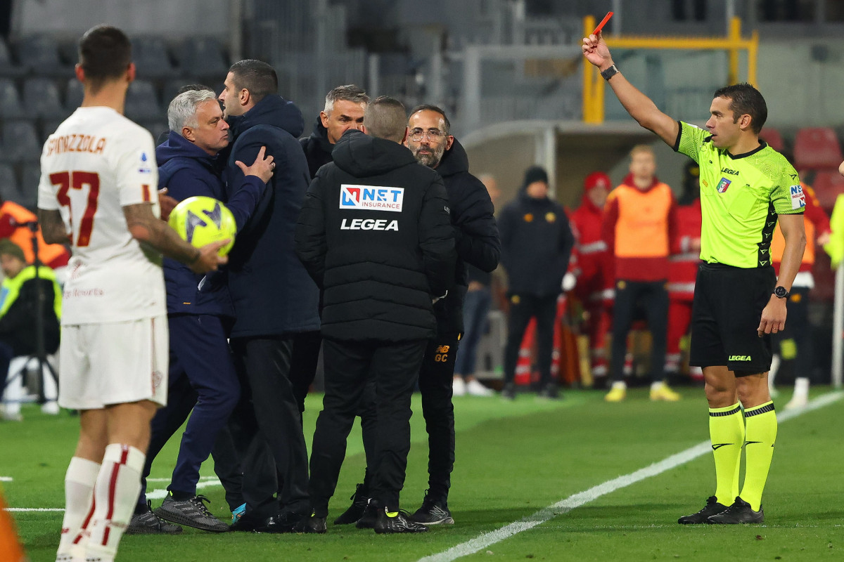 Mourinyu: "Məni qovduran hakim Turindəndir" 