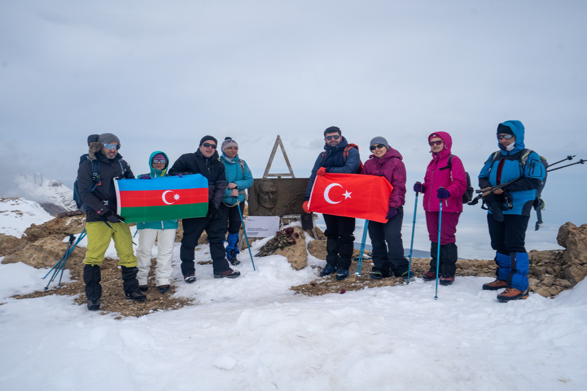 “Azərlotereya”nın bir qrup əməkdaşı “Heydər Zirvəsi”nə yürüş edib - FOTO 