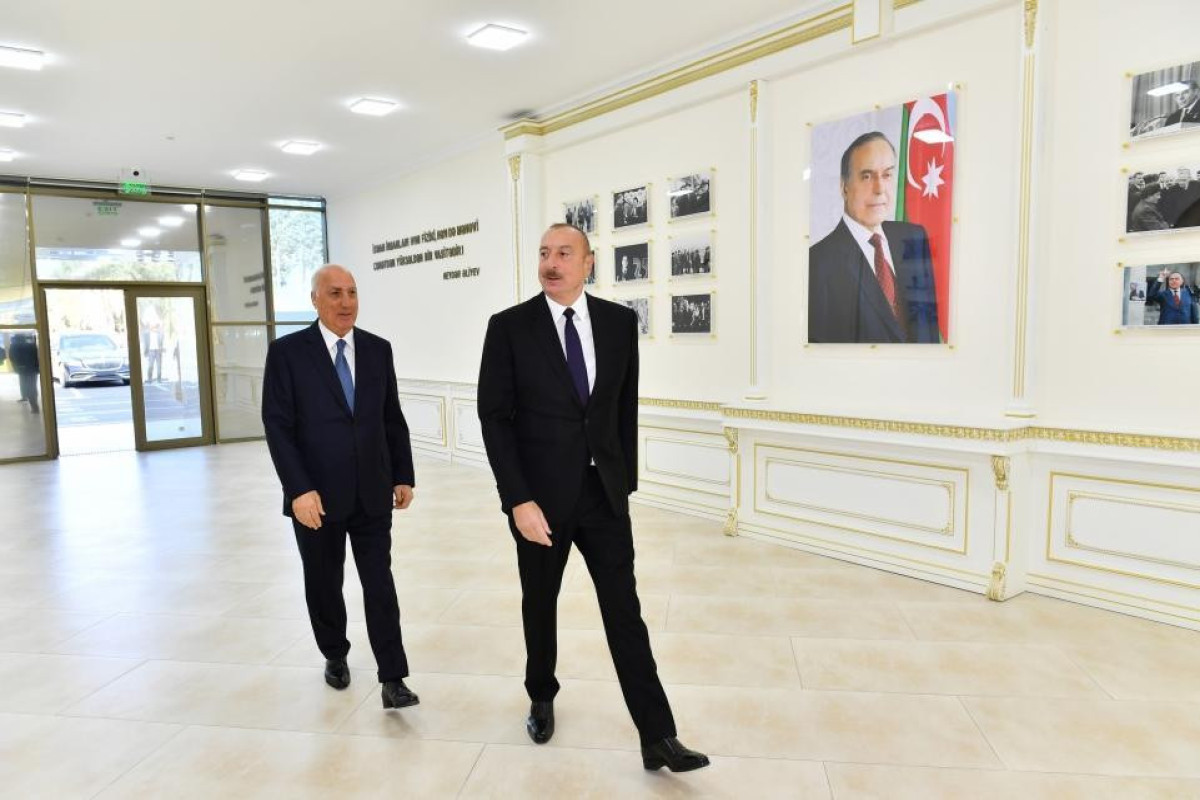 Dövlət başçısı Sumqayıt şəhər stadionunda yaradılan şəraitlə tanış olub - FOTO  - YENİLƏNİB 