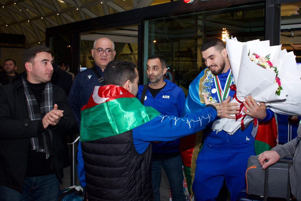 Millimiz hava limanında böyük coşquyla qarşılandı